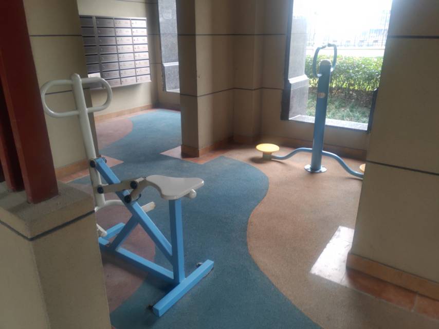 東方御府小區(qū)11號(hào)樓架空層市民健身點(diǎn)