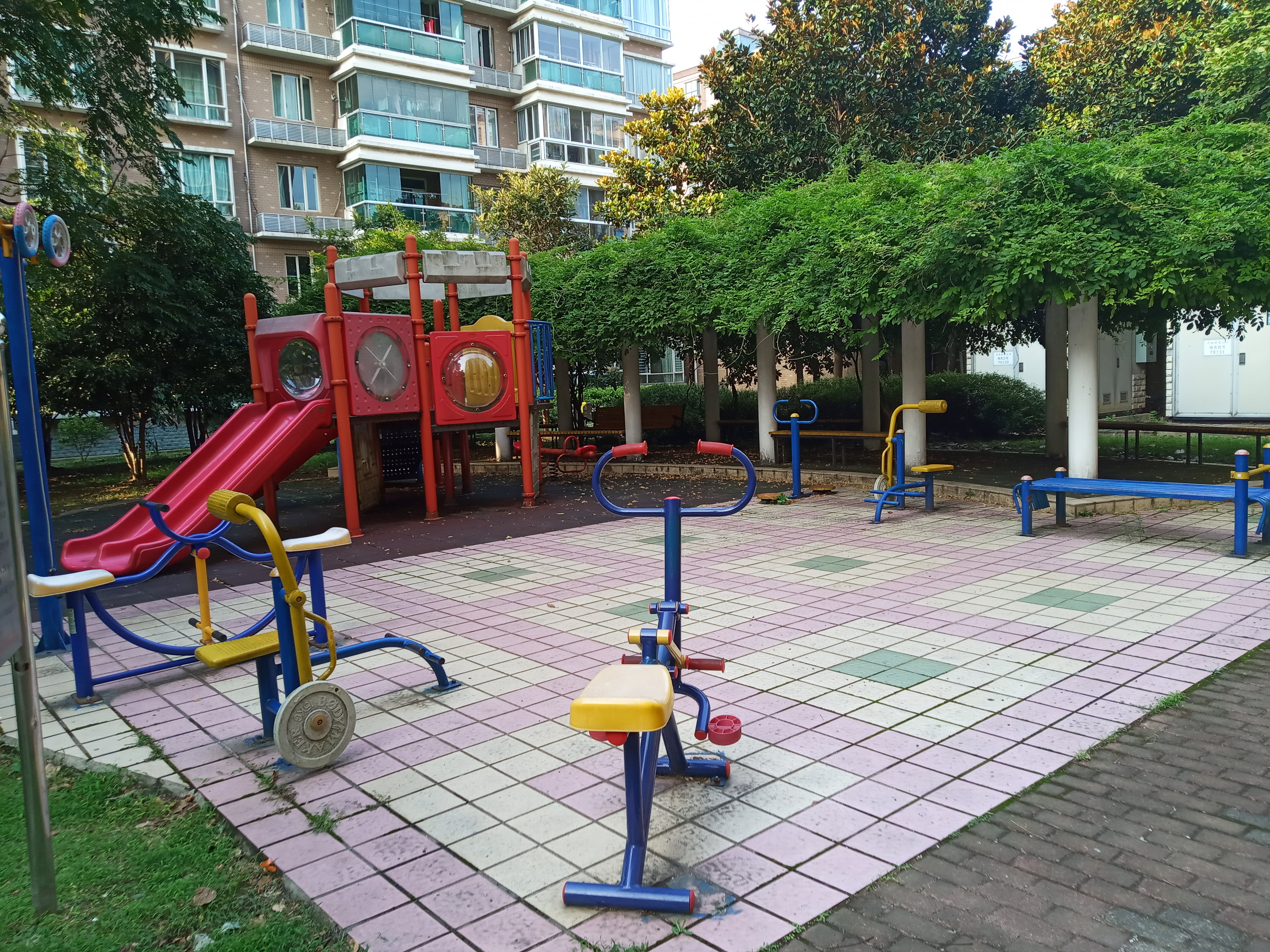 古龍一居居委E健身苑點