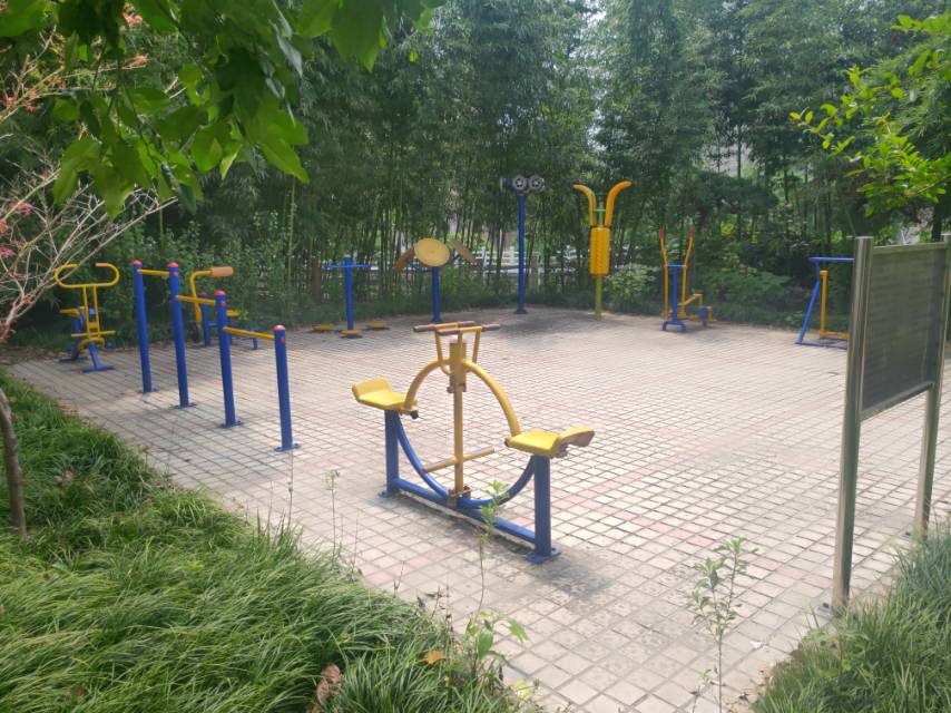 方翔社區沁園別墅101弄76號前健身點