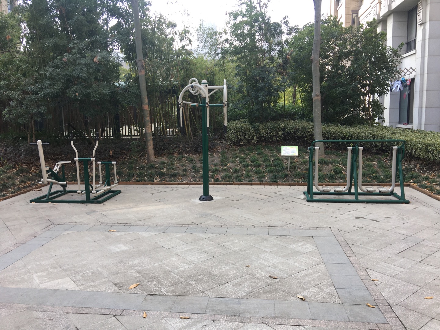 綠地頤景嘉園小區(qū)2號(hào)樓3號(hào)樓中間前側(cè)市民健身點(diǎn)