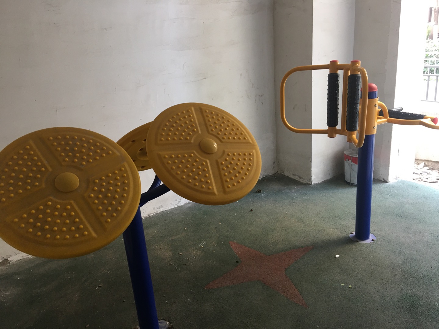 綠地臻品嘉園小區889弄98號底樓市民健身點