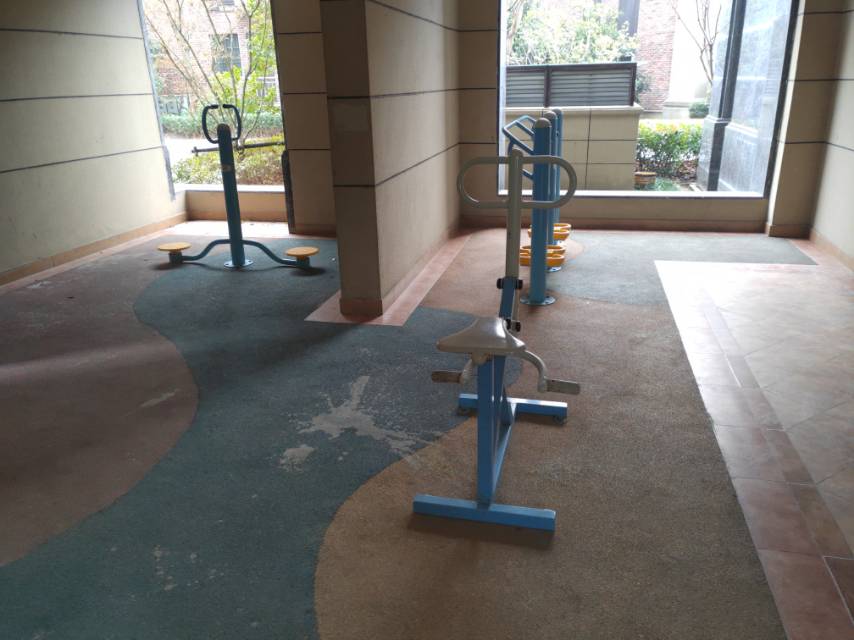 東方御府小區5號樓架空層市民健身點