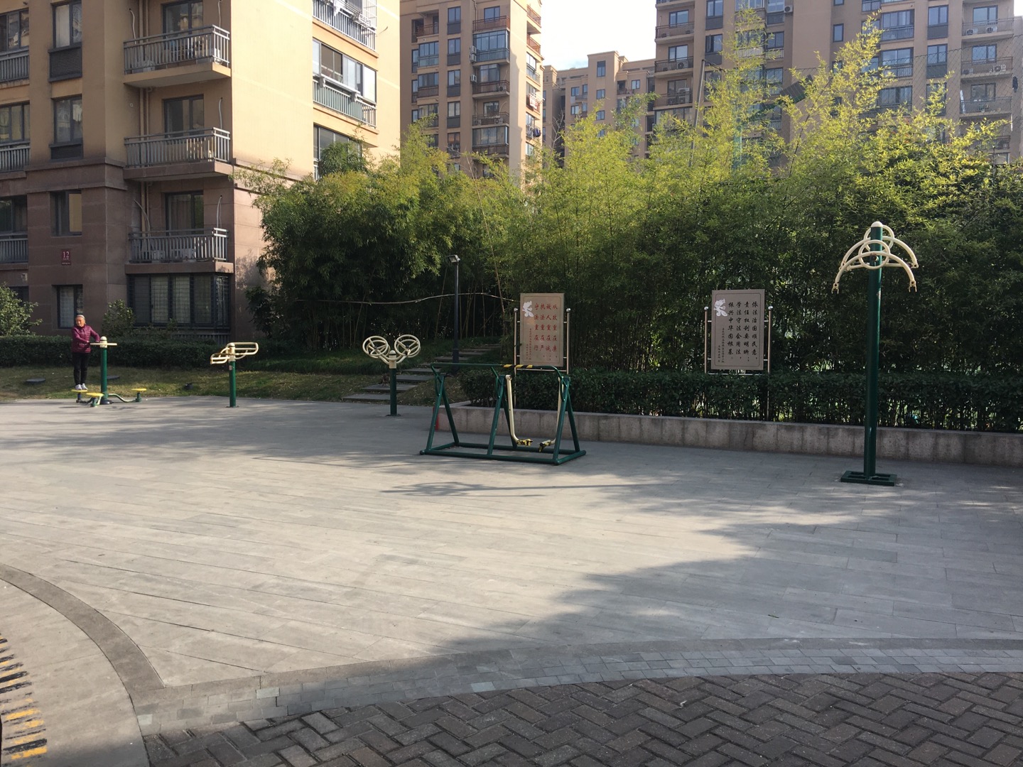 保利湖畔陽光苑二期23號樓下市民健身點