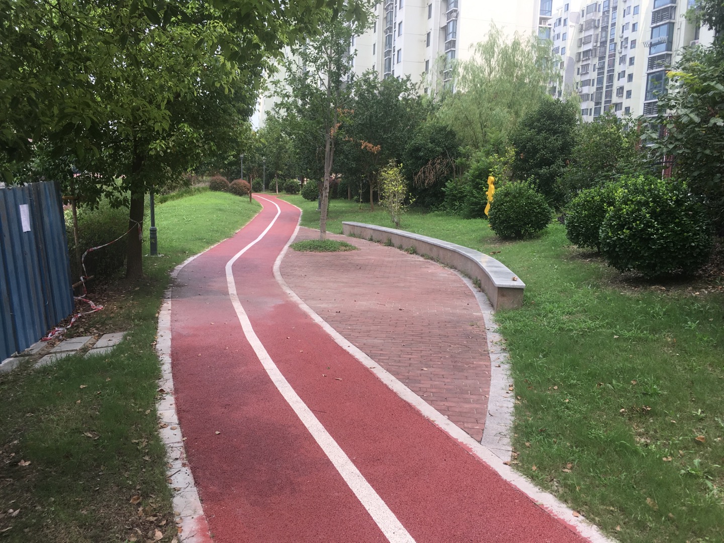 虹橋鎮萬源路綠地健身步道