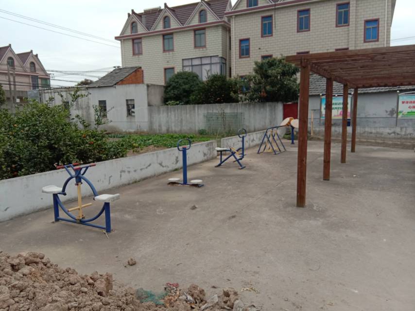新東村1組東海115號(hào)宅前健身路徑 新東村1組東海115號(hào)宅前健身路徑