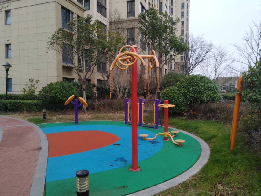 佳兆業(yè)小區(qū)8號(hào)樓9號(hào)樓之間的市民健身點(diǎn)