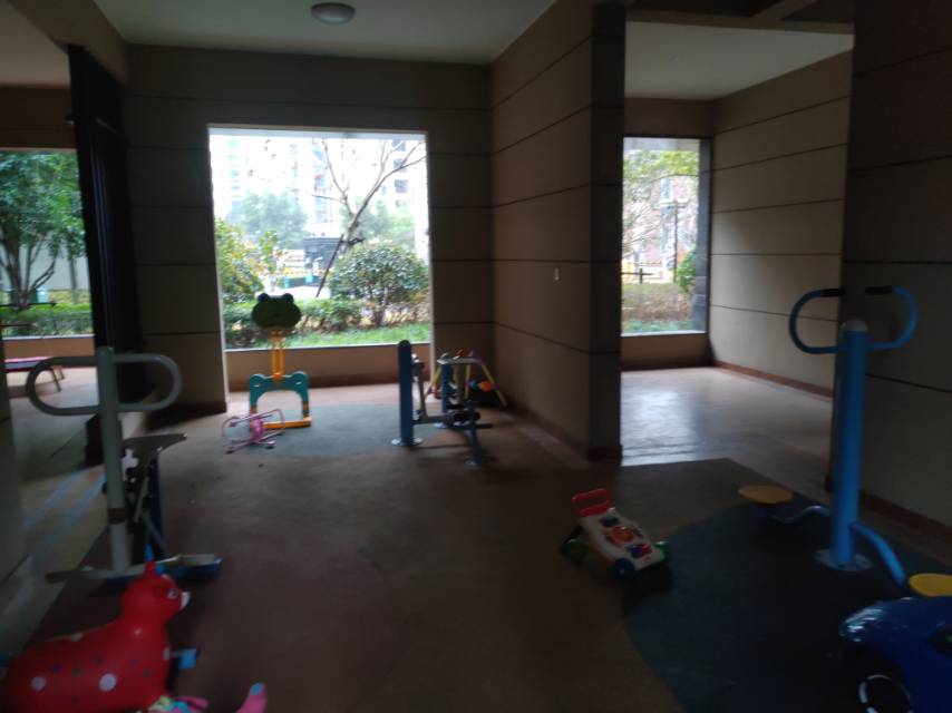 東方御府小區(qū)2號(hào)樓架空層市民健身點(diǎn)