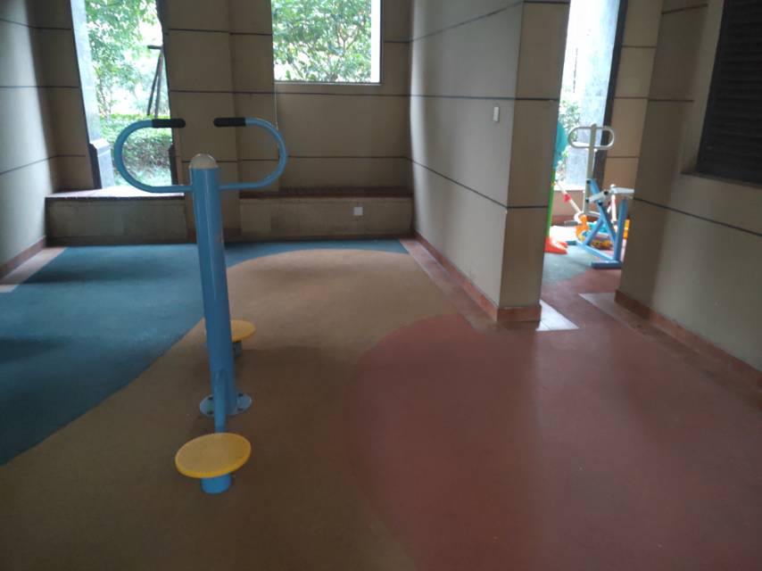 東方御府小區4號樓架空層市民健身點