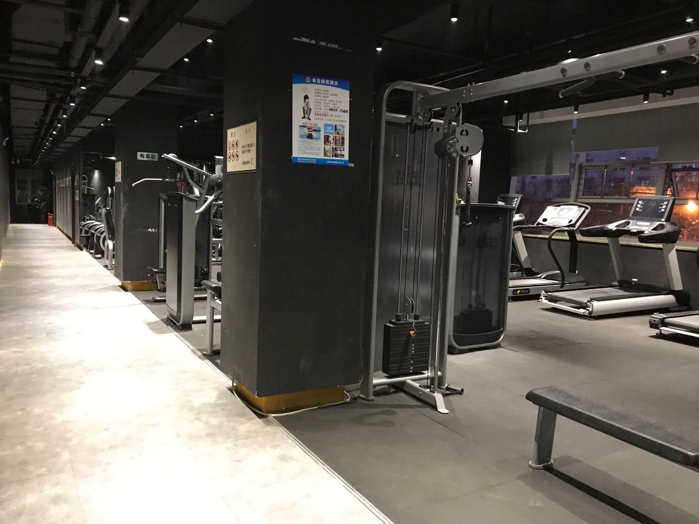新成路街道市民健身房