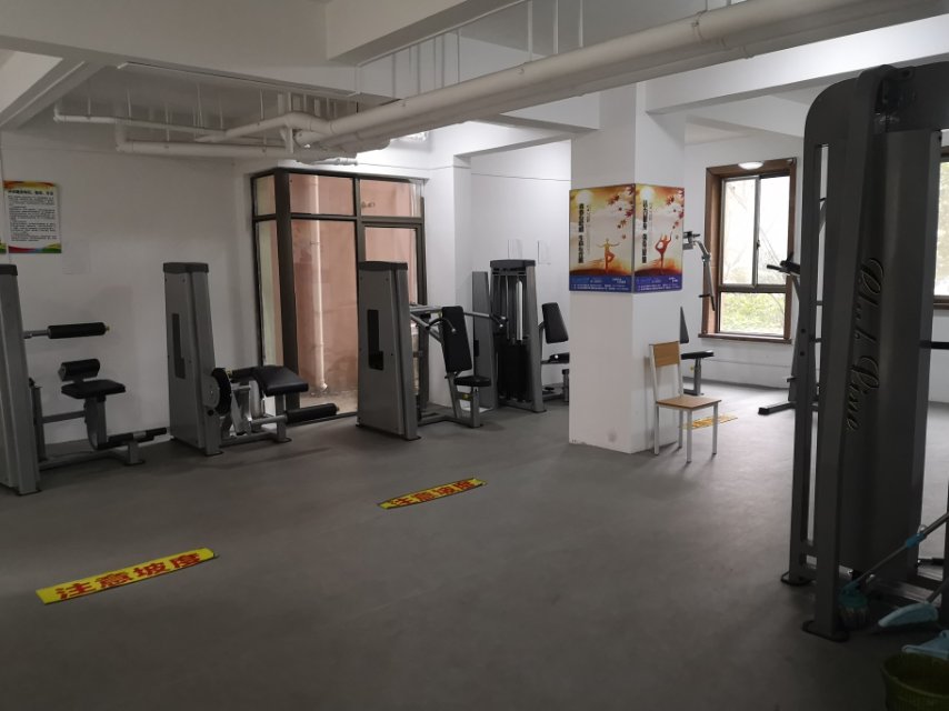 金瀚園居委健身房
