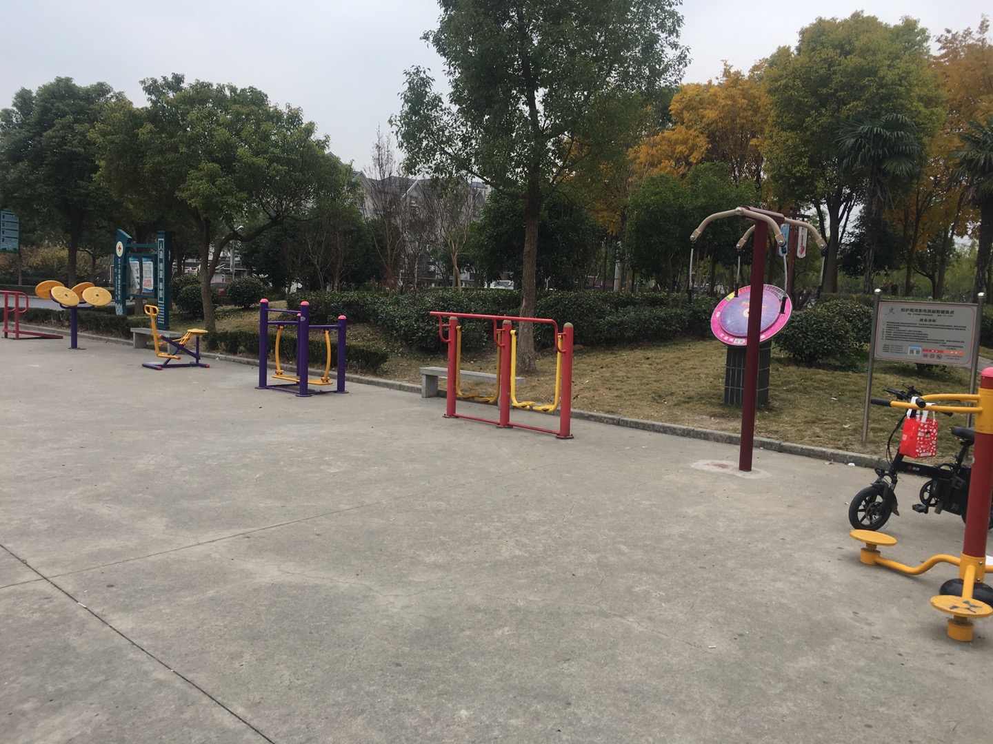 松滬苑河東益智健身點