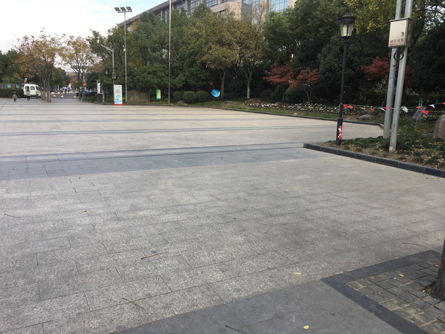 金橋鎮(zhèn)佳林路籃球場