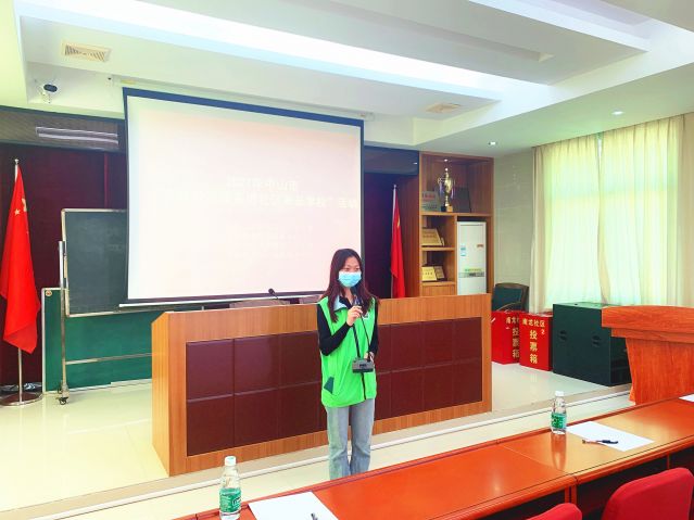 禁毒社工在講解禁毒知識.jpg