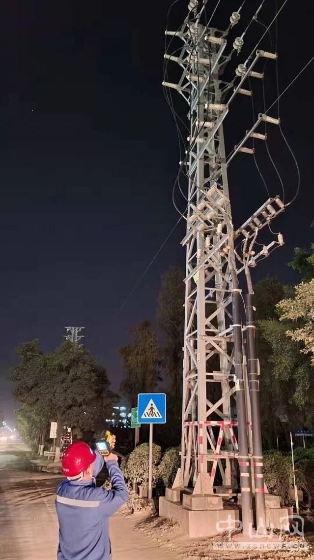 中山南區供電分局運維人員夜巡時對設備進行測溫。楊偉強 攝.jpg