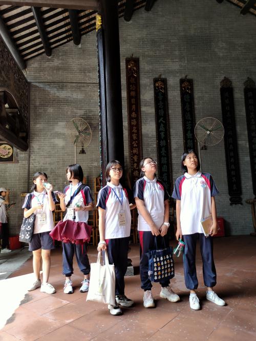 學生們無一不被招氏五世祠精美淳樸的古建筑群深深吸引著。.jpg