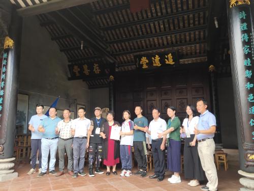 溶洲村黨委書記、村委會主任羅遠楊，溶洲村“兩委”干部、南莊中學余燕瓊校長等為溶洲優秀學子招芷晴頒發“文學新星”獎項。羅遠楊書記勉勵學子要緊緊圍繞美麗鄉村建設和自然生態、人文歷史等方面進行采風，精雕細琢，創作出一批膾炙人口的文學作品，書寫淳美溶洲。.jpg