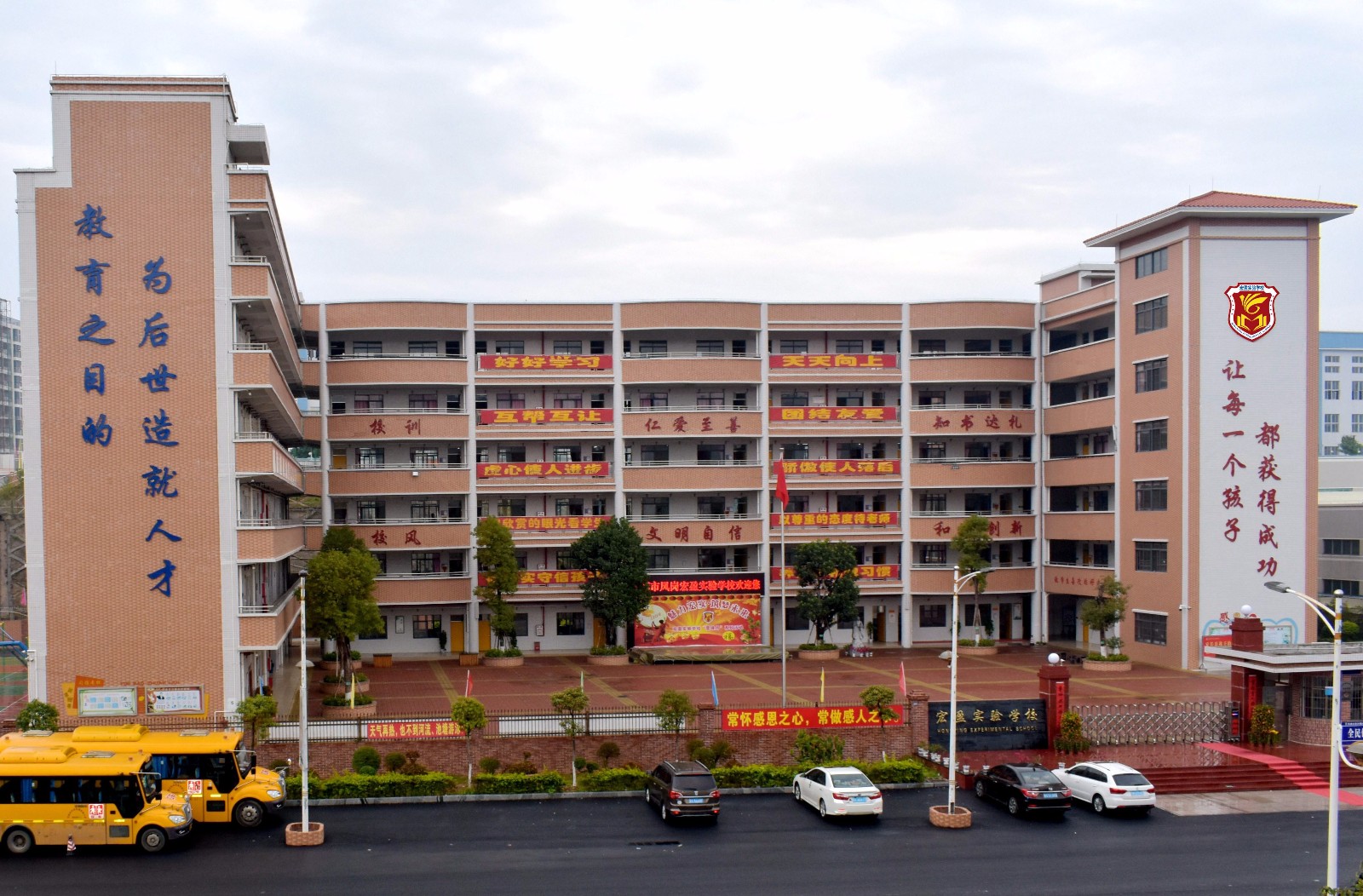 1.2東莞市鳳崗宏盈實驗學校正面圖.JPG